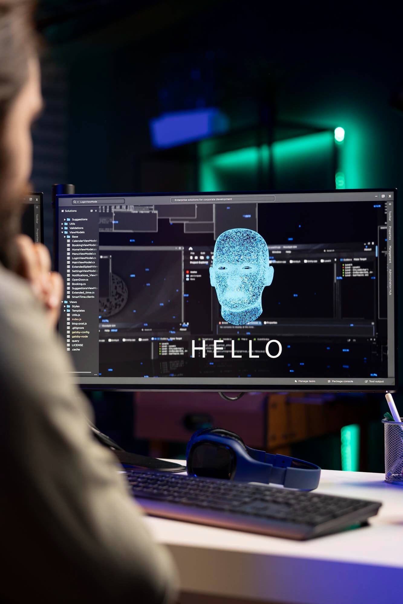Person ser på AI-ansikt på dataskjerm