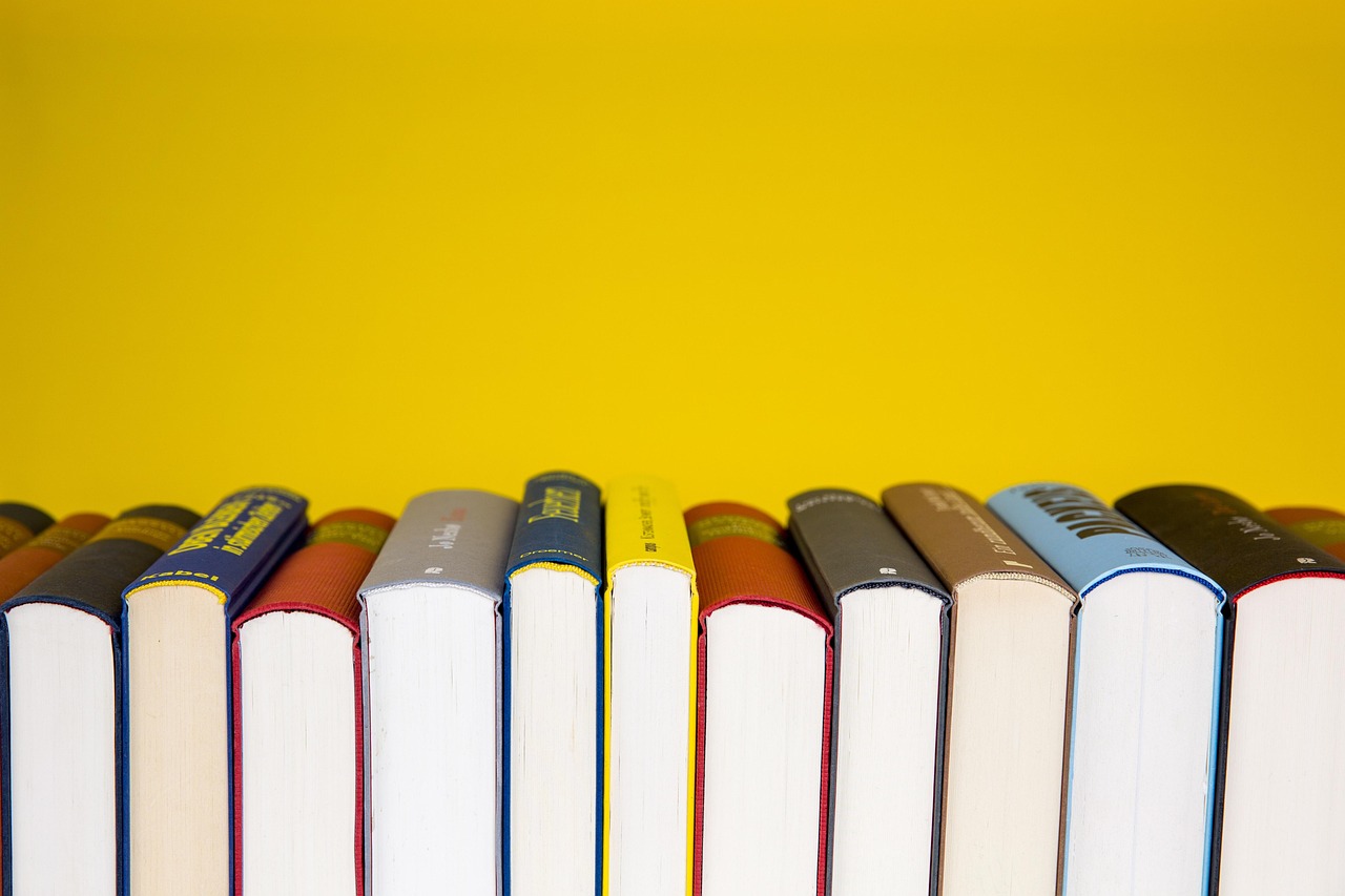 Bibliotek med bøker og research