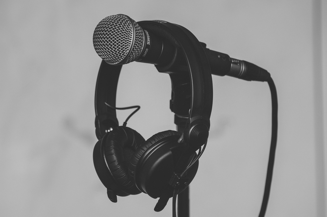 Multimedia med hodetelefoner og mikrofon