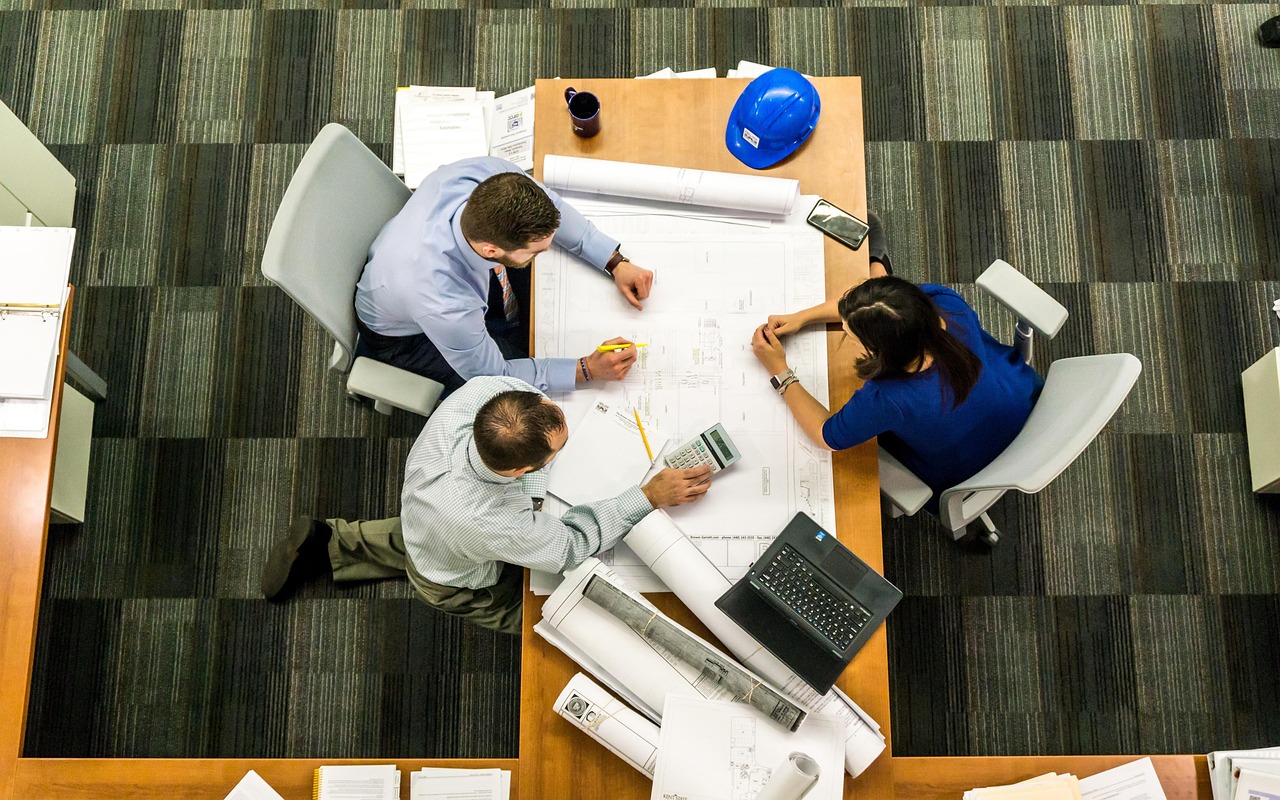 Arbeidsplass med team og teknologi