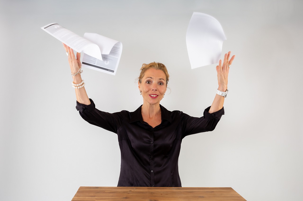 Arbeidsplass med mennesker og teknologi